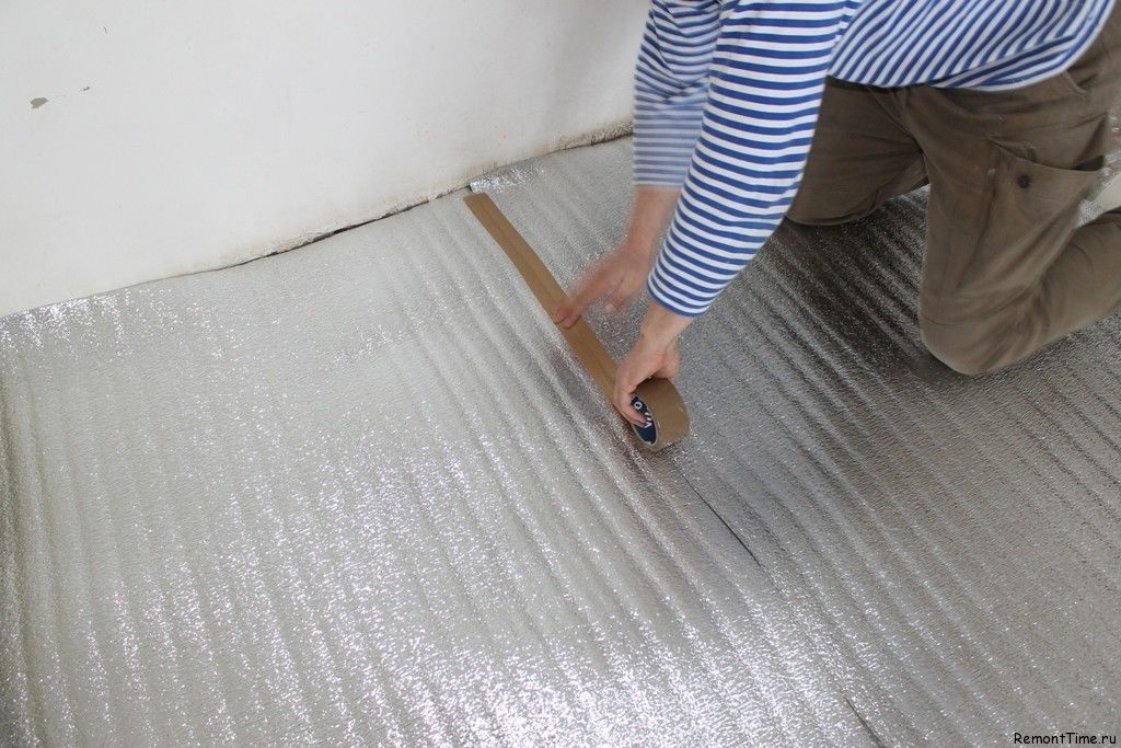 Постелить пленку. Пенофол под бетонный пол. Изолон фольгированный 3 мм на пол. Теплоизоляция под теплый пол. Теплоизоляция для пола под линолеум.