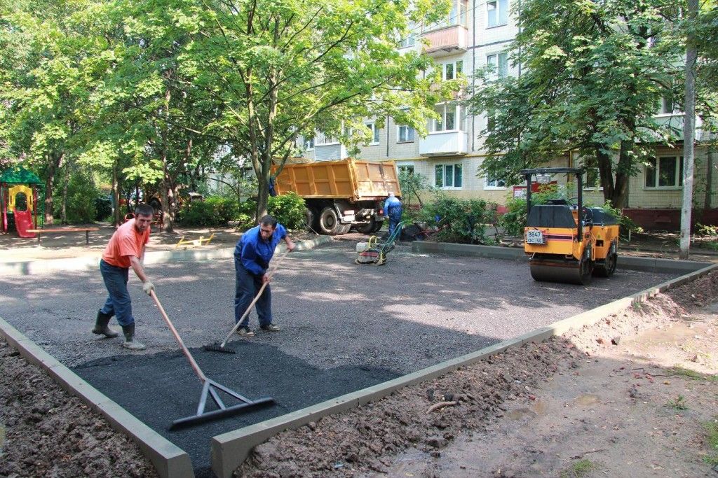 Благоустройство дорог. Асфальтирование и благоустройство. Асфальтирование придомовой территории. Благоустройство укладка асфальта.