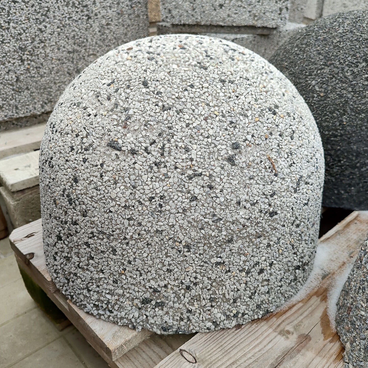 Барьер парковочный полусфера из натурального камня мрамор Шахматка 300х350 мм