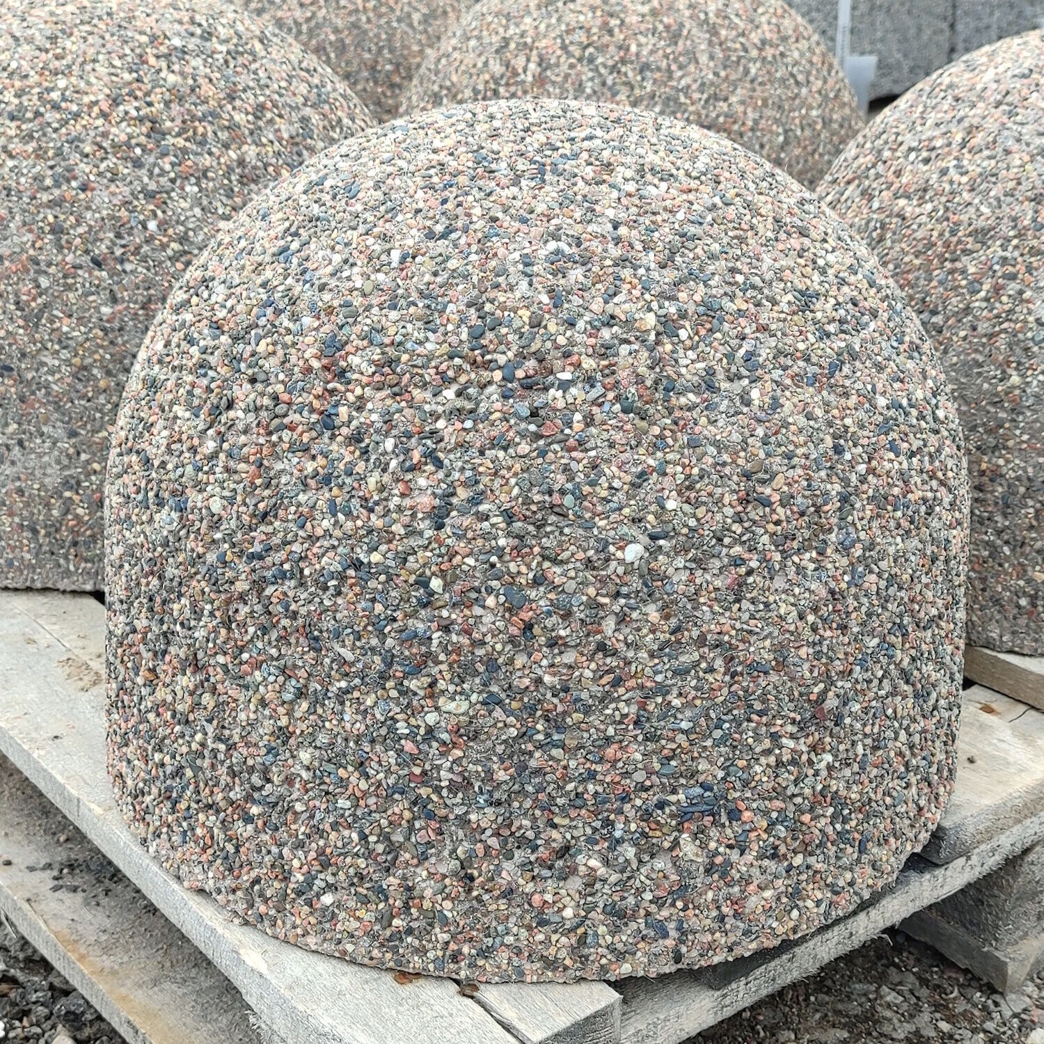 Барьер парковочный полусфера из натурального камня Питерский гравий 300х350 мм