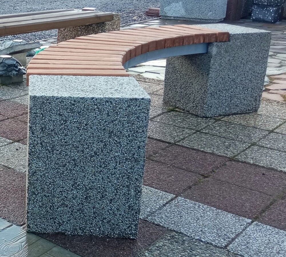 Скамья бетонная Евро 2 без спинки Дуга с натуральной каменной фактурой Мрамор шахматка 2000х450х450х400 мм
