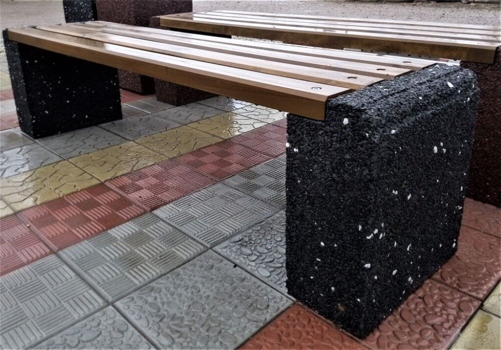 Лавочка бетонная ЕВРО 1 парковая с натуральным камнем черный Габбро диабаз и Белый мрамор, размер 2000х450х450х210 мм
